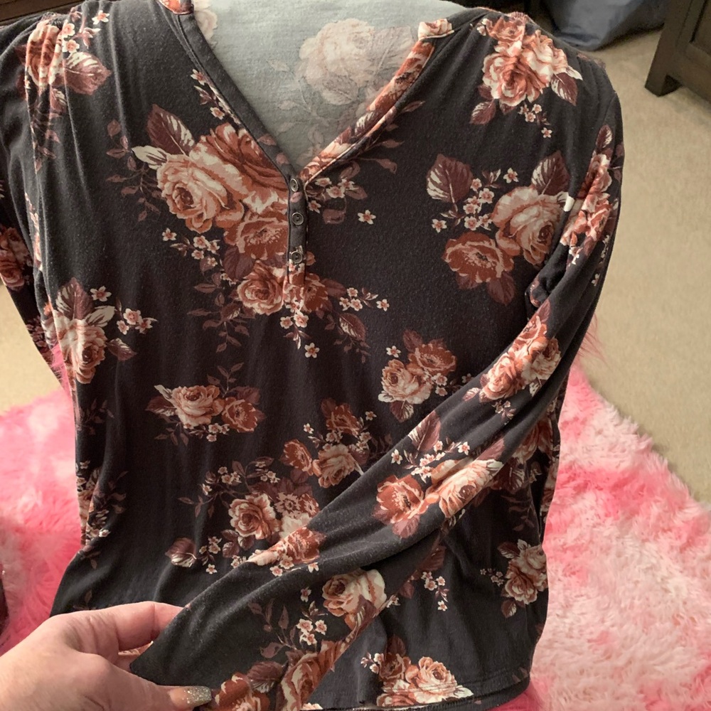 Maurices woman’s long sleeve V-neck rose pattern cotton top Great condition.